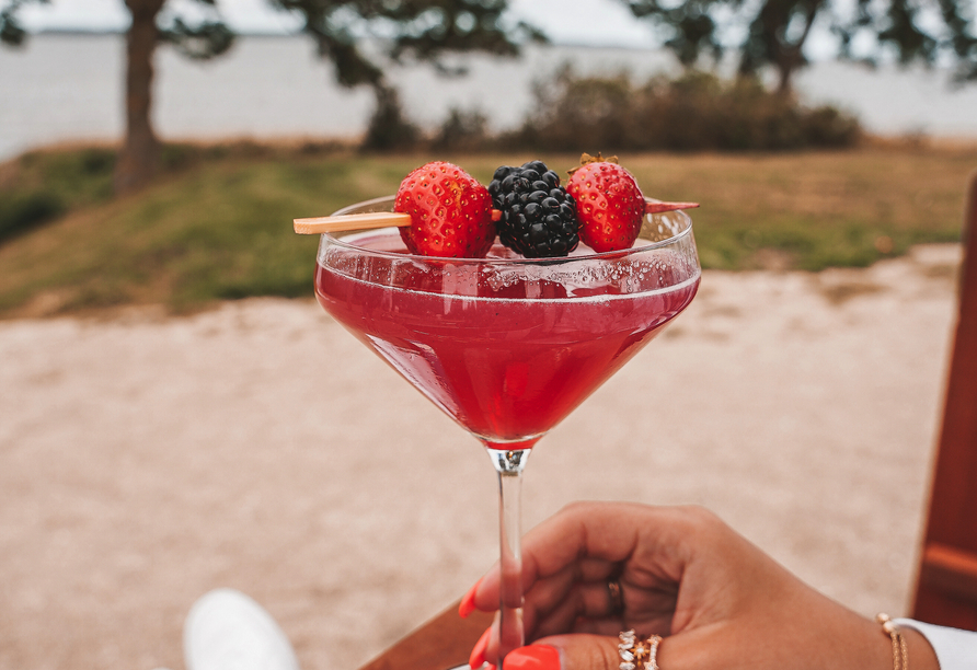 Genießen Sie bei gutem Wetter einen Cocktail im Hotelgarten.