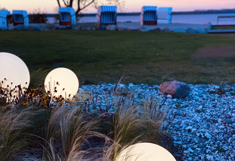 Das Hotel bietet eine hübsch angelegte Gartenanlage, von der aus Sie direkt den Strand erreichen.