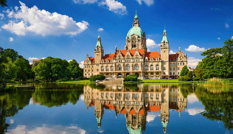 Das prächtige Rathaus von Hannover ist eine von vielen Sehenswürdigkeiten der Stadt.