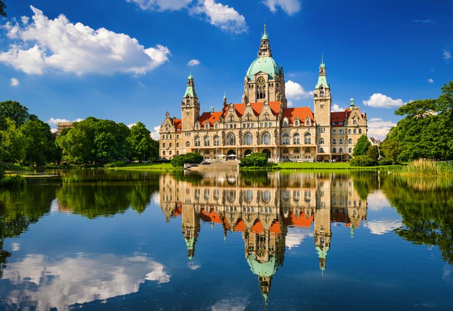 Das prächtige Rathaus von Hannover ist eine von vielen Sehenswürdigkeiten der Stadt.