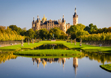 Das Schweriner Schloss spiegelt sich im Wasser des Sees.