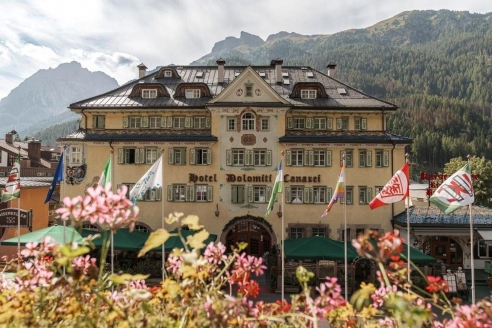 Herzlich willkommen im Schlosshotel Dolomiti in Canazei.