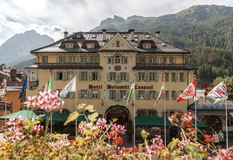 Herzlich willkommen im Schlosshotel Dolomiti in Canazei.