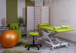 Erholsame Wellnessanwendungen werden in der hauseigenen Physiotherapie-Praxis angeboten.