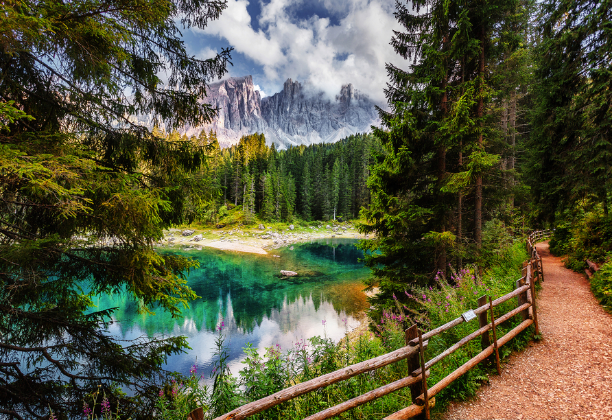 Der Karersee mit seinem türkisfarbenen Wasser