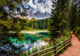 Der Karersee mit seinem türkisfarbenen Wasser