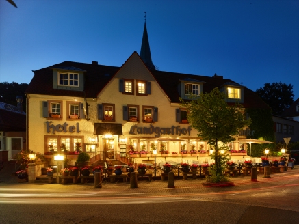 Außenansicht Ihres Hotels am Abend