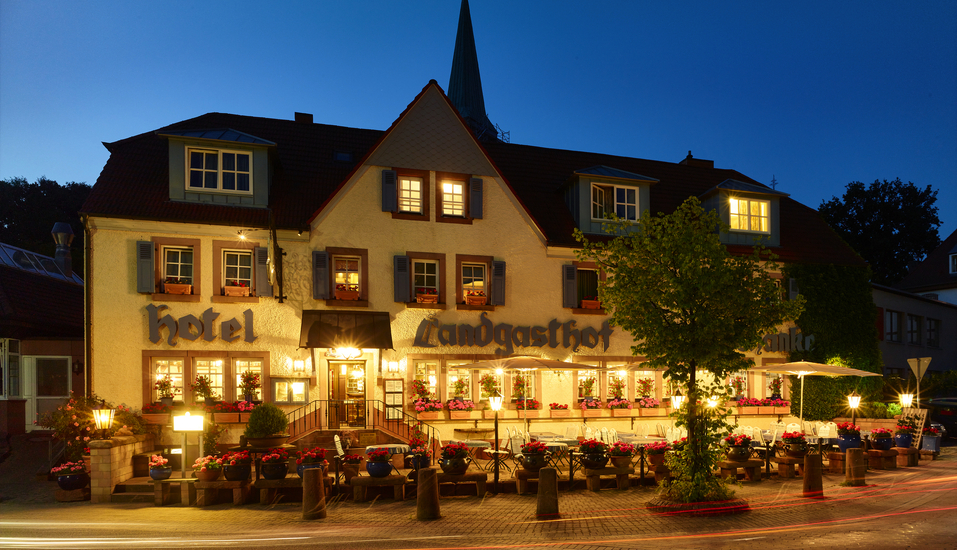 Außenansicht Ihres Hotels am Abend