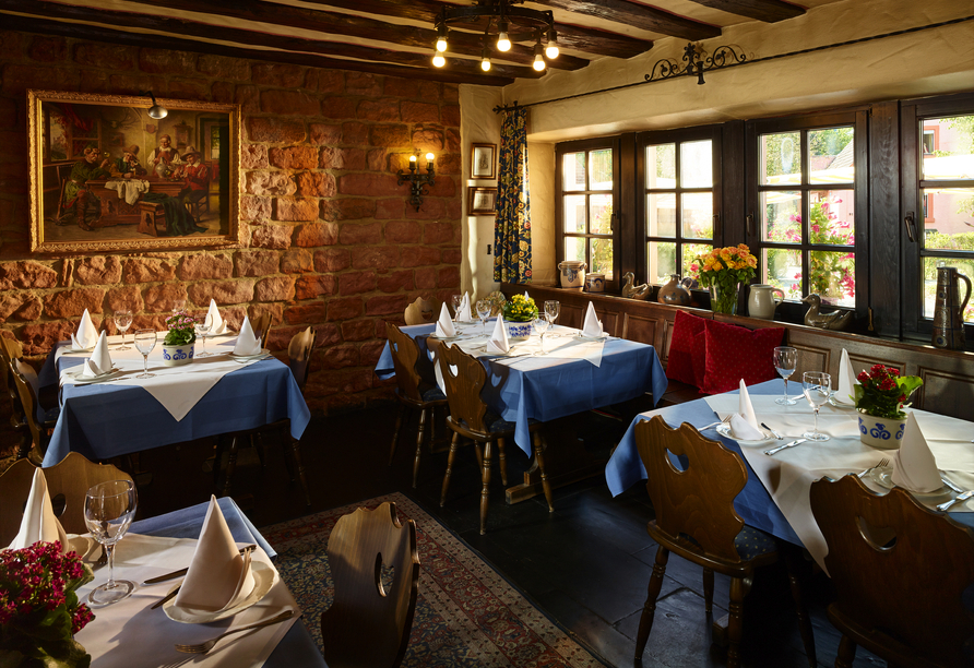 Gemütliches und uriges Ambiente erwartet Sie im Restaurant des Hotels.