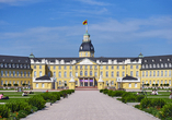 Wer einen Ausflug nach Karlsruhe machen möchte, kann auch dort ein prachtvolles Schloss bewundern.