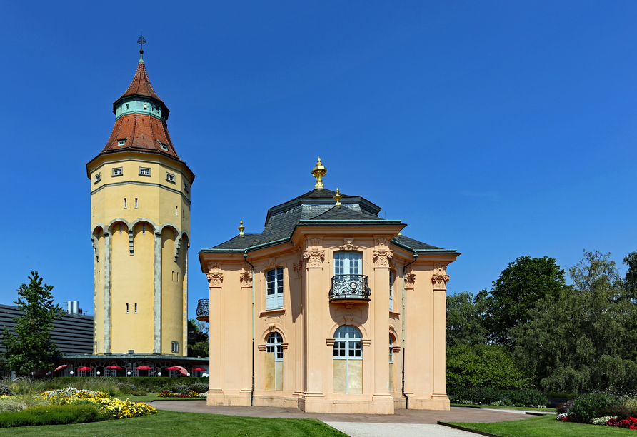 Spazieren Sie durch den Murgpark zur hübschen Pagodenburg und dem Wasserturm.