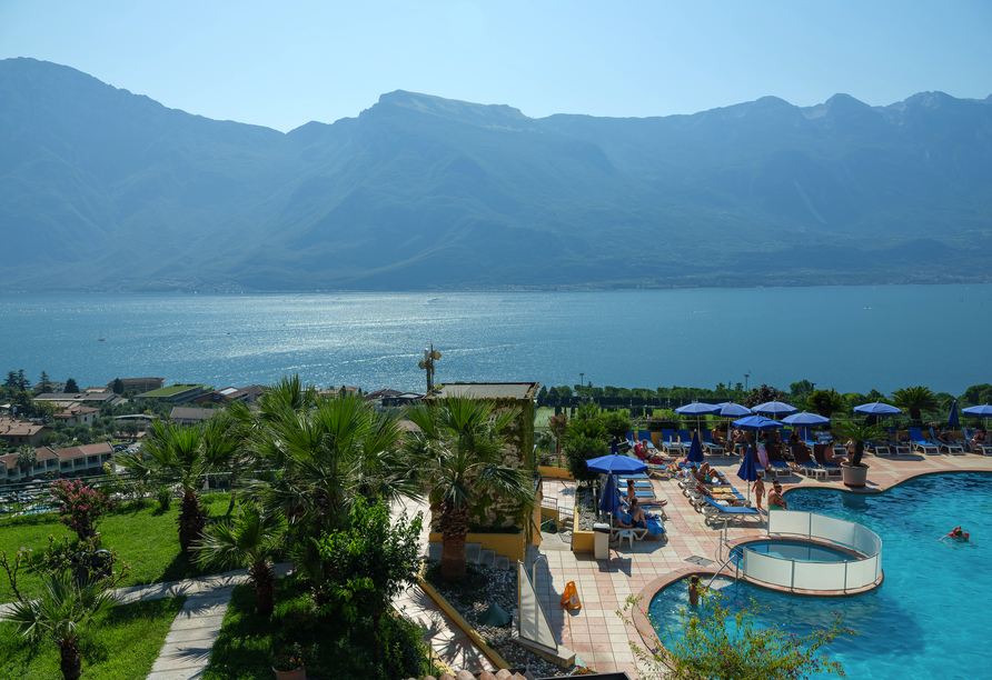 Genießen Sie den wunderbaren Ausblick auf den Gardasee.