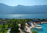 Genießen Sie den wunderbaren Ausblick auf den Gardasee.