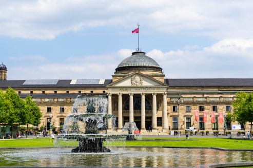 Das Wiesbadener Kurhaus sollten Sie unbedingt besichtigen.