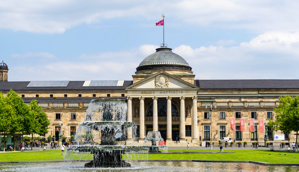 Das Wiesbadener Kurhaus sollten Sie unbedingt besichtigen.