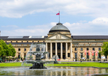 Das Wiesbadener Kurhaus sollten Sie unbedingt besichtigen.