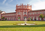 Das Schloss Biebrich ist eines der architektonischen Highlights in Wiesbaden.