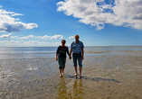 An der Nordsee sollten Sie unbedingt eine Wattwanderung machen.