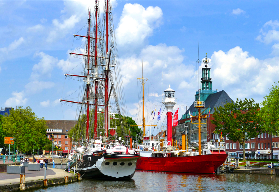 Malerischer Hafen in Emden