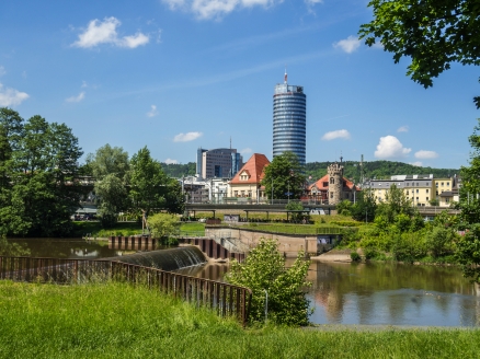 Schon von Weitem grüßt Sie das Wahrzeichen Jenas – der Jentower!