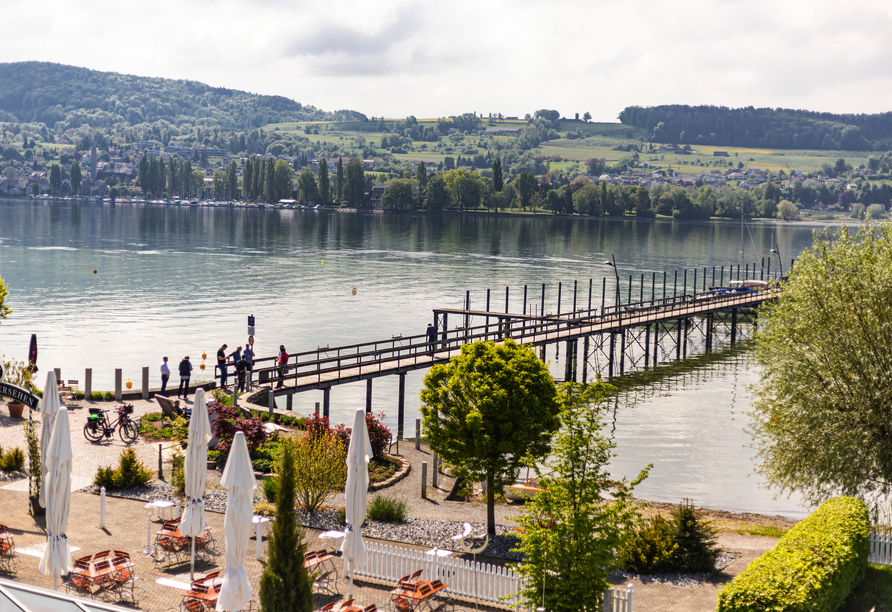 Genießen Sie den Ausblick von der Seeterrasse.