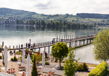 Genießen Sie den Ausblick von der Seeterrasse.