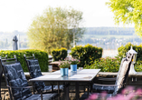 Das Restaurant und die Terrasse laden mit einem herrlichen Blick auf den Bodensee zum Verweilen ein.