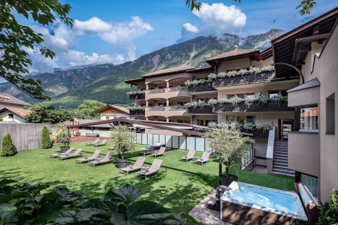 Im gemütlichen Wellnessgarten des Hotels können Sie die Seele baumeln lassen.