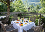 Genießen Sie ein leckeres Frühstück auf der Terrasse des Hotels.