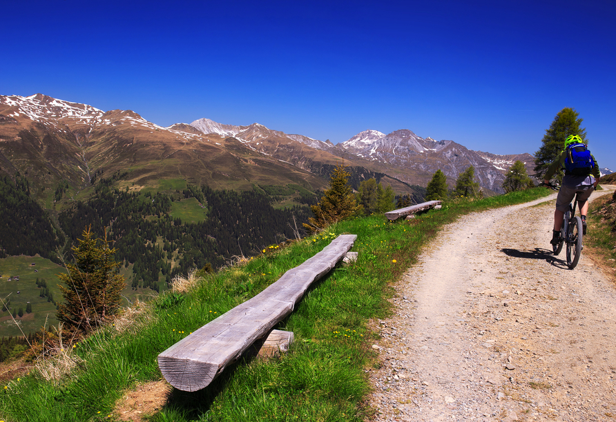 Unternehmen Sie abwechslungsreiche Fahrradtouren durch die traumhafte Davoser Bergwelt.