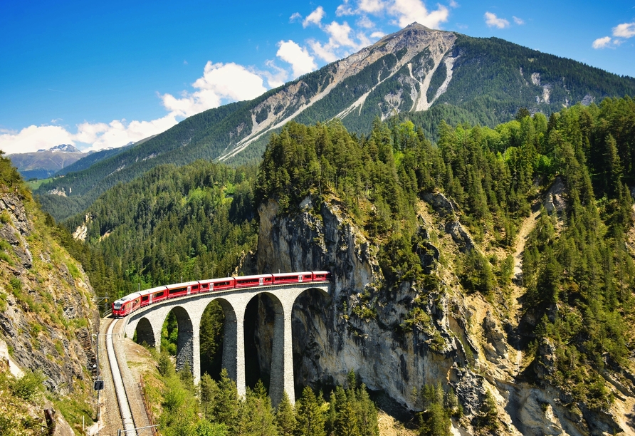 Der Glacier-Express bei einer Panoramafahrt durch die Schweizer Alpen.