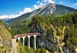 Der Glacier-Express bei einer Panoramafahrt durch die Schweizer Alpen.