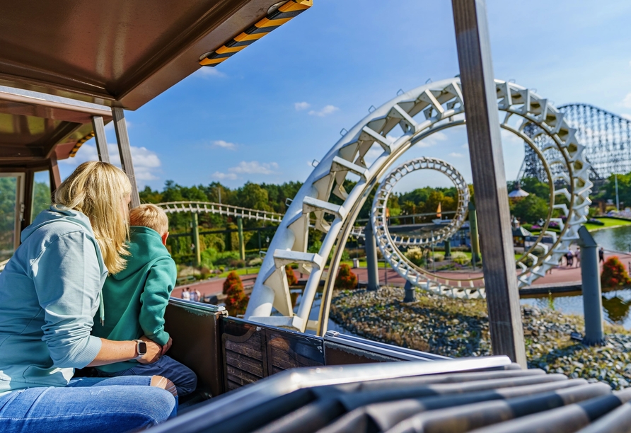 Verschaffen Sie sich bei der gemütlichen Rundfahrt mit der Monorail-Bahn einen Überblick über das Gelände.