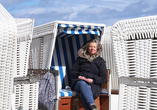 Machen Sie es sich in einem Strandkorb gemütlich und genießen Sie die herrliche Nordseeluft.