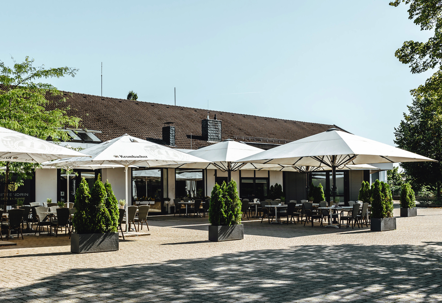 Sonnige Momente können Sie auf der Terrasse des Hotels genießen.