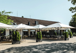 Sonnige Momente können Sie auf der Terrasse des Hotels genießen.