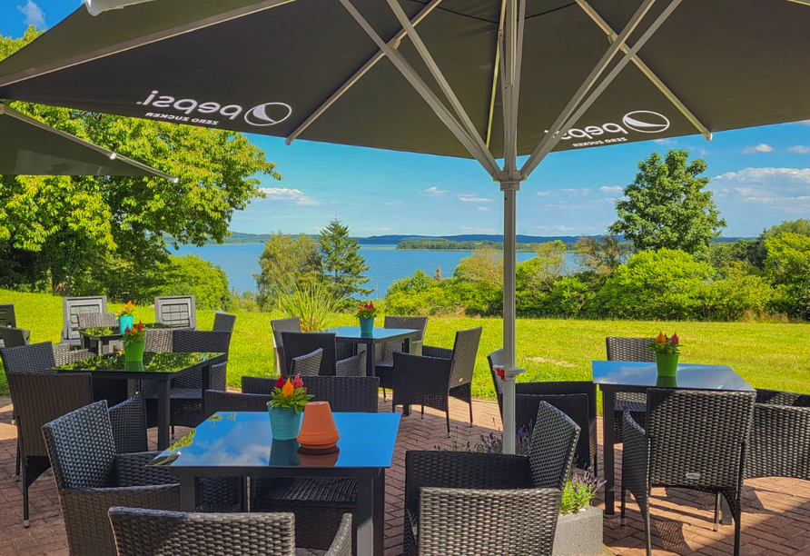 Genießen Sie schöne Sonnenstunden auf der Terrasse des Hotels.