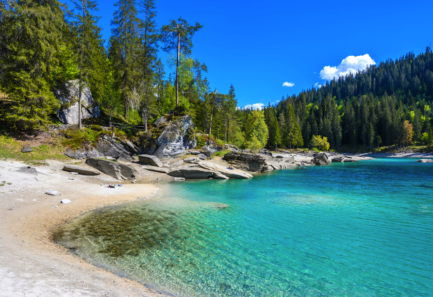 Der idyllische Caumasee befindet sich ganz in der Nähe des T3 Hotels Mira Val.