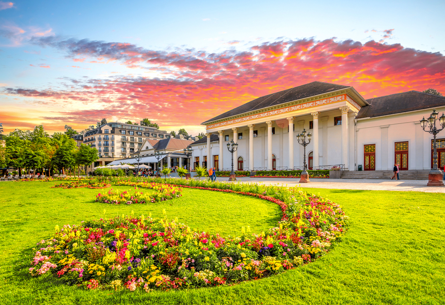 Besuchen Sie die bekannte Kurstadt Baden-Baden mit ihrem Kurhaus.