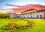 Besuchen Sie die bekannte Kurstadt Baden-Baden mit ihrem Kurhaus.