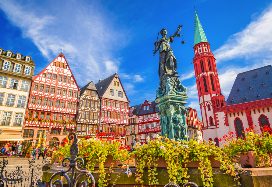 Frankfurt besticht nicht nur mit modernen Skylines, sondern auch mit historischen Gebäuden in der Altstadt.