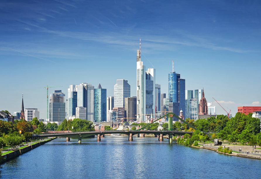 Bewundern Sie die eindrucksvolle Skyline von Frankfurt am Main.