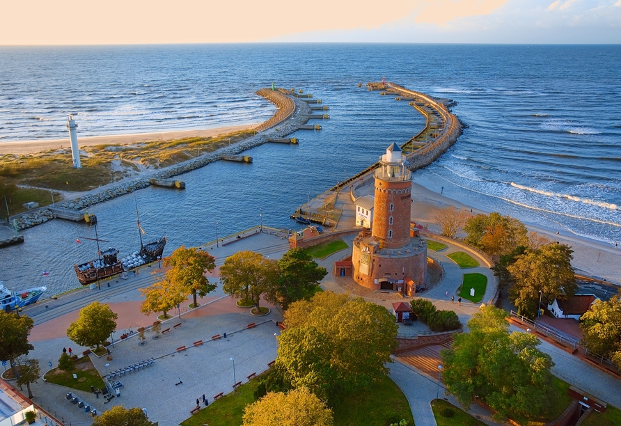 Blick auf den Hafen und Leuchtturm in Kolberg