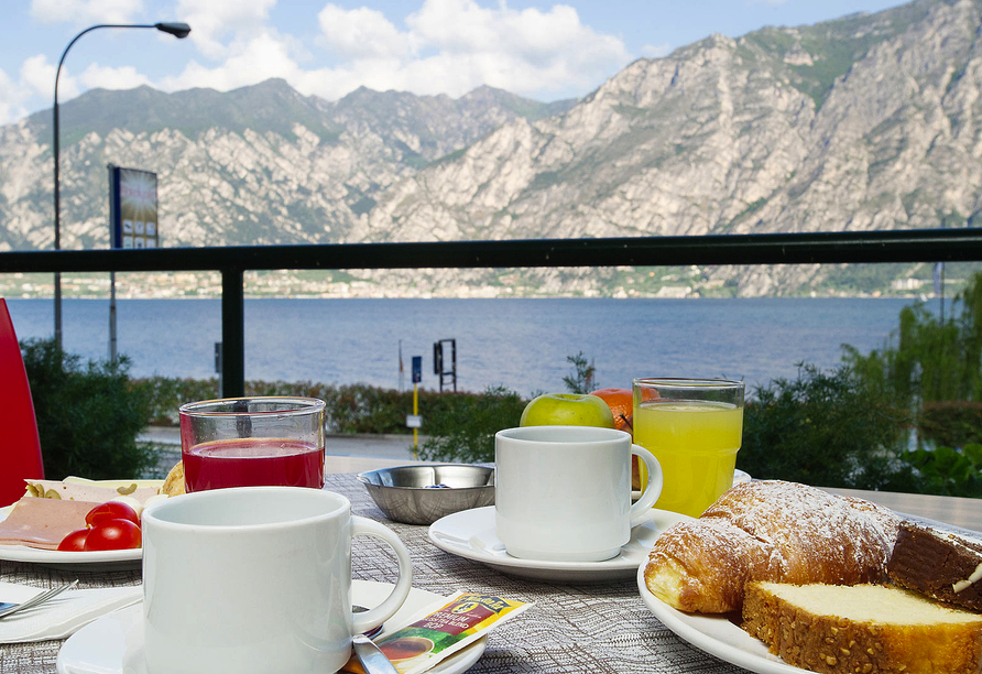 Genießen Sie Ihr Frühstück auf der Terrasse mit Blick auf den Gardasee.