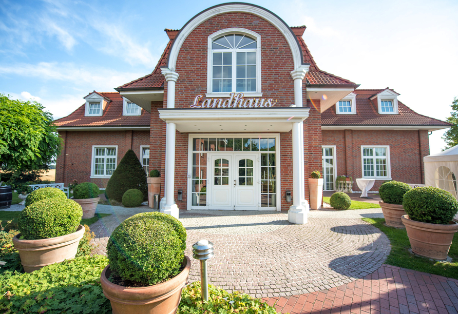 Das Landhaus auf der Hotelanlage besticht durch edles Ambiente.