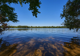 Der Altwarmbüchener See verspricht Erholung.