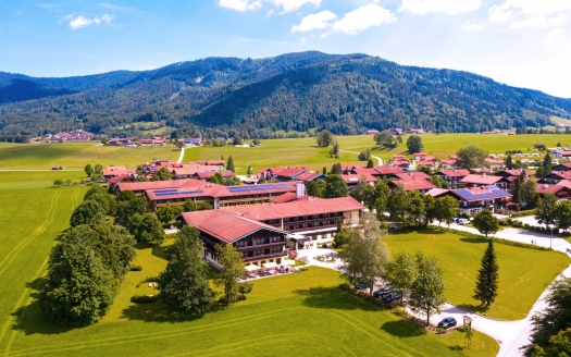 Das Wiesgauer Alpenhotel begrüßt Sie in idyllischer Lage inmitten der Chiemgauer Alpen.