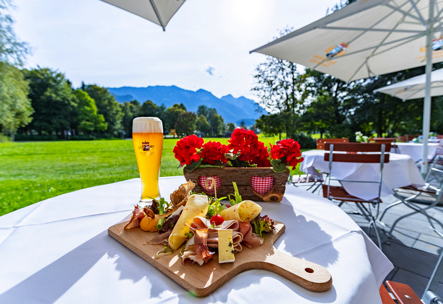 Lassen Sie sich auf der Sommerterrasse eine herzhafte, bayerische Brotzeit schmecken.