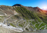 Fahren Sie über die berühmte Stilfserjoch Passstraße - eine der imposantesten Straßen der Welt.