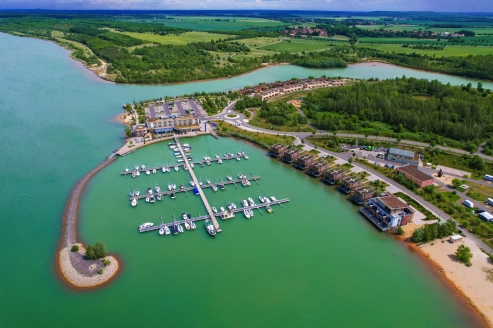 Das Ferienresort befindet sich in traumhafter Lage direkt am Störmthaler See mit schönem Sandstrand.